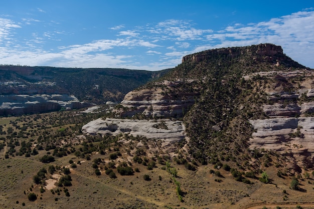 アメリカアリゾナ州の山のように空撮美しい風光明媚な風景砂漠の峡谷を見渡して