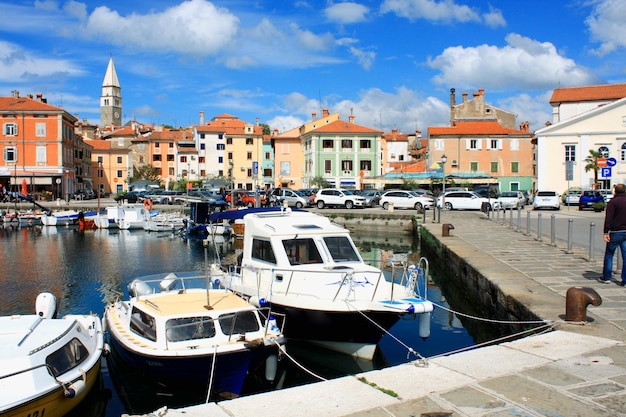 Guardando attraverso il porto turistico di isola slovenia