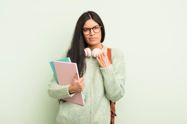 Guardando arrogante di successo positivo e orgoglioso