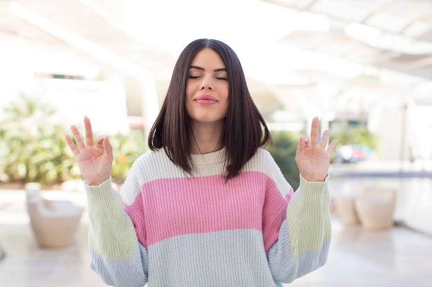 Foto guardare concentrato e meditare sentirsi soddisfatto e rilassato pensando o facendo una scelta