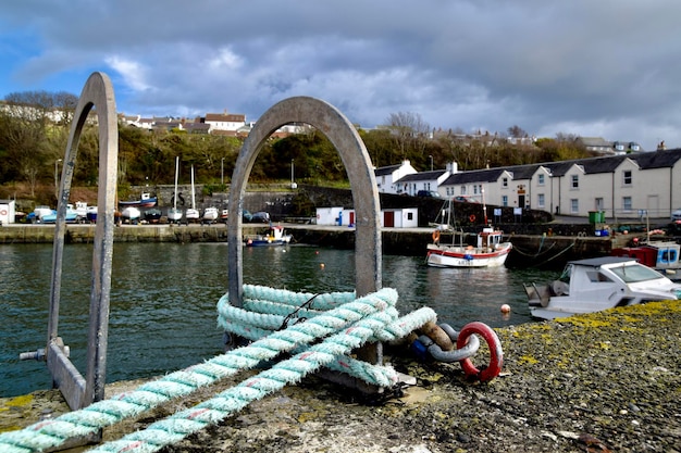 Foto guardando sul porto di dunure, in scozia