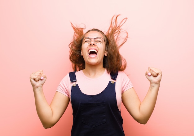 Foto sembra estremamente felice e sorpreso, celebra il successo, grida e salta