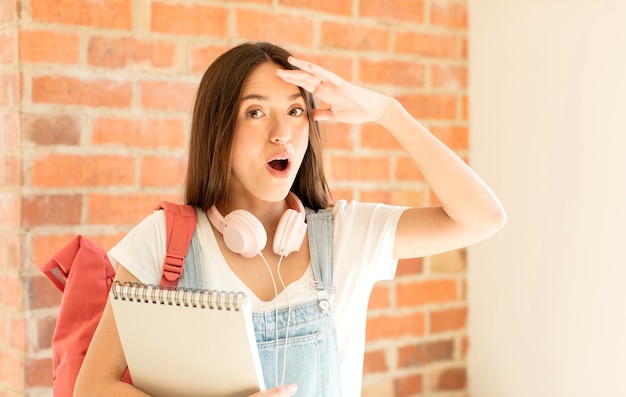 幸せそうに見えて、驚いて、驚いて、笑って、驚くべき信じられないほどの良いニュースを実現します