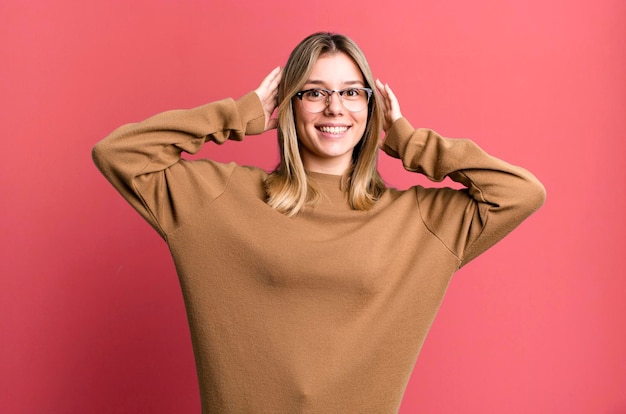 Foto guardare felice spensierato amichevole e rilassato godersi la vita e il successo con un atteggiamento positivo