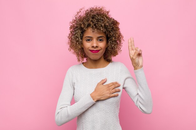 Sembra felice, fiducioso e affidabile, sorride e mostra il segno della vittoria, con un atteggiamento positivo