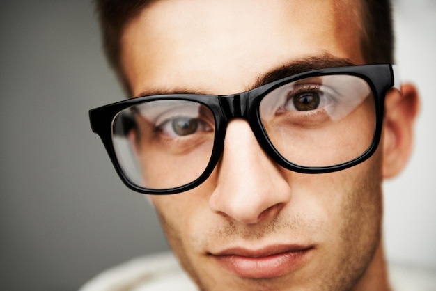 流行に敏感な肖像画の目を見て、流行に敏感な眼鏡をかけている男のクローズアップ