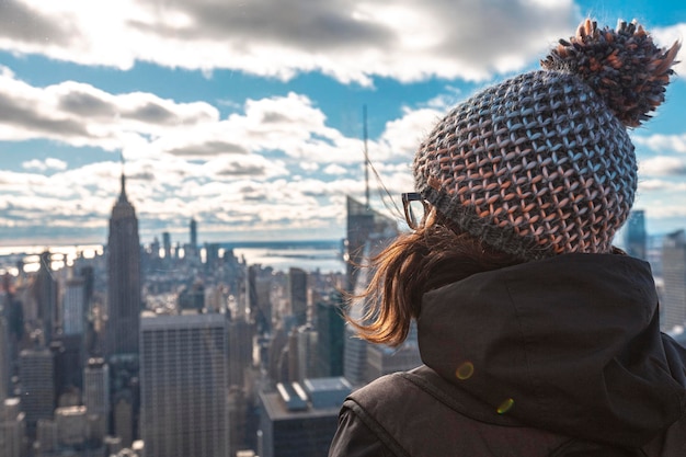 Глядя на Манхэттен со смотровой площадки Top of the Rock в Нью-Йорке