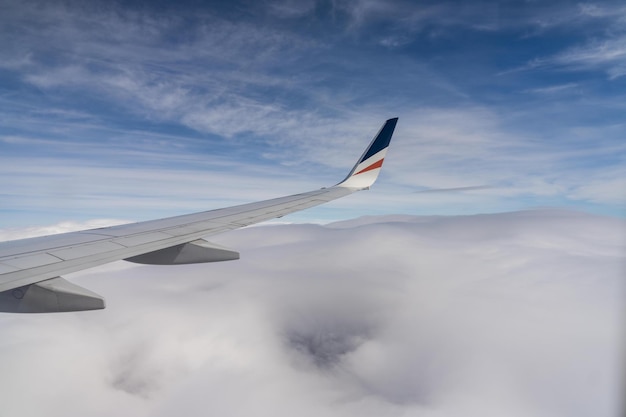 写真 夏のオーストラリア上空の雲を飛行機の窓から眺める