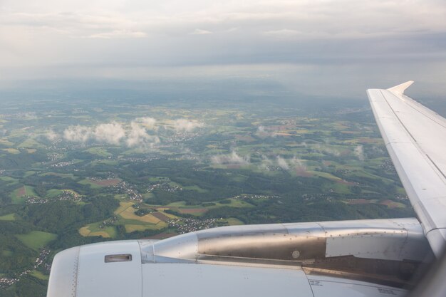 Foto guardando attraverso la finestra dell'aeroplano