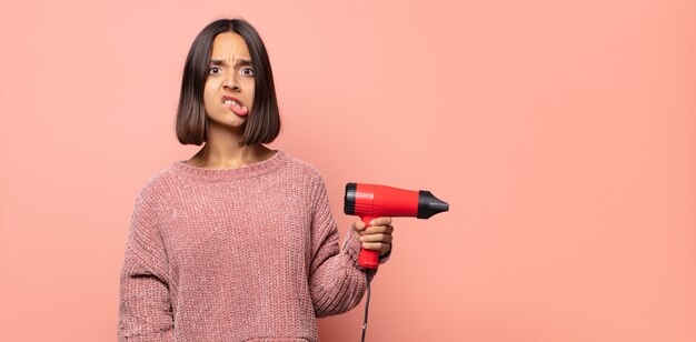 Sembrando perplesso e confuso, mordendosi il labbro con un gesto nervoso, non conoscendo la risposta al problema