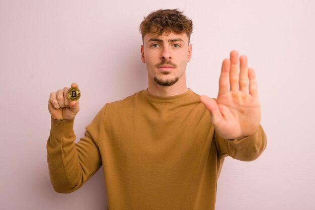 Foto sembrando serio mostrando il palmo aperto facendo il gesto di arresto