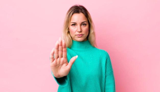 중지 제스처를 만드는 열린 손바닥을 보여주는 심각한 선미 불쾌하고 화가