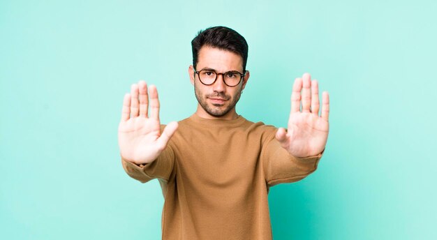 深刻な不幸な怒りと不快感を持って入場を禁止したり、両手のひらを開いて停止すると言ったりする