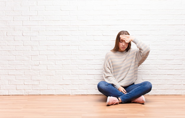 Foto sembra stressato, stanco e frustrato, asciuga il sudore dalla fronte, si sente senza speranza ed esausto