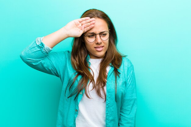 Foto sembra stressato, stanco e frustrato, asciuga il sudore dalla fronte, si sente senza speranza ed esausto