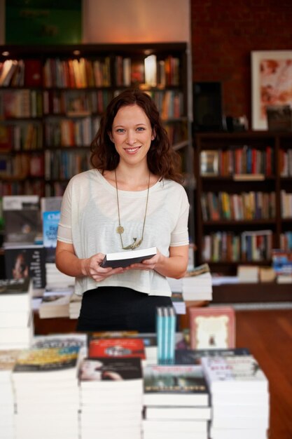 Alla ricerca di quella lettura perfetta ritratto di una donna sorridente che naviga in una libreria