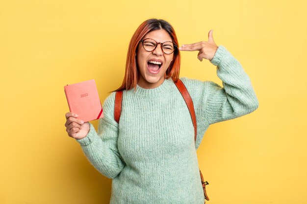 총기 표시를 만드는 불행하고 스트레스를 받은 자살 제스처를 보고