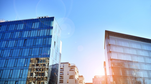 Глядя на коммерческие здания в центре города Современное офисное здание на фоне голубого неба