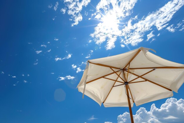 Foto guardando un ombrello contro un cielo blu in una calda giornata di settembre