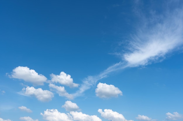 空雲の背景を見上げる