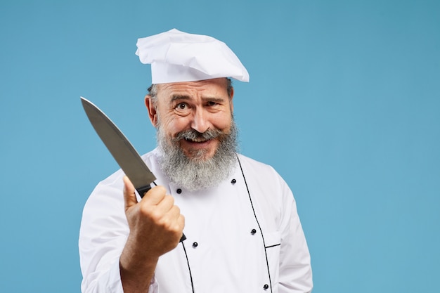 Loony Chef Holding Knife op Blauw