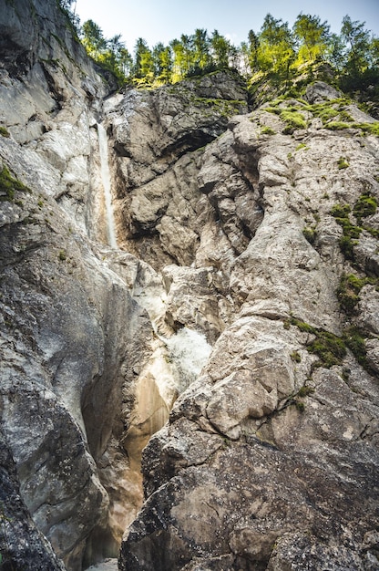 Loop door de kloof naar de bovenste Martuljek-waterval Martuljek-rivier in Slovenië Triglav nationaal park bij Krajnska gora Martuljski slap