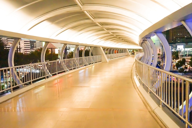 Loop weg in de stedelijke stad 's nachts Bangkok Thailand