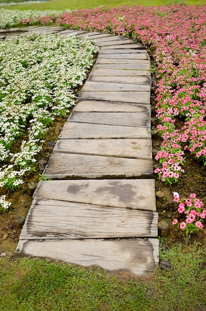 loopbrug in een bloementuin