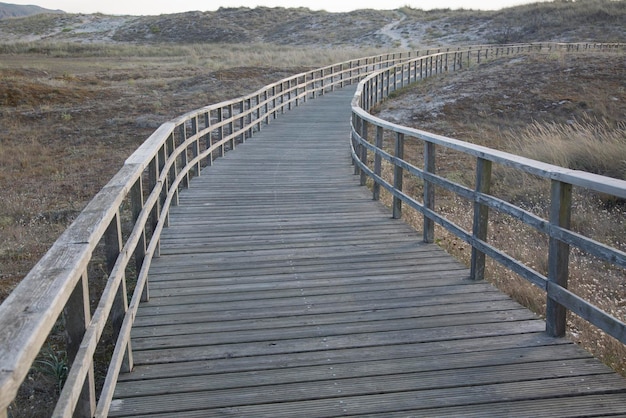 Loopbrug op het strand van Doninos in Ferrol, Galicië, Spanje