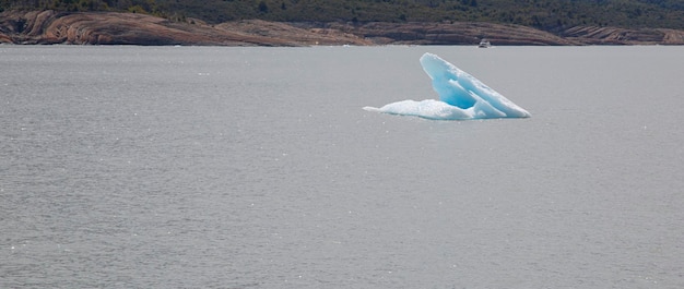 Foto ghiaccio sciolto del ghiacciaio che galleggia nel lago argentino