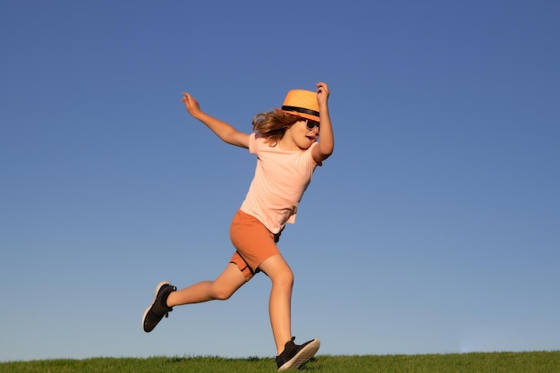 Lopen en gezonde sport voor kinderen, kinderen die op het zomerpark rennen, trainen buitenkinderen op