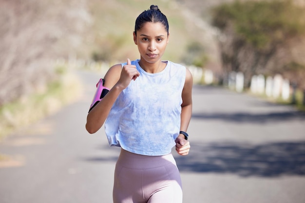 Lopend portret en serieuze vrouw voor fitnessoefeningen in de buitenlucht en cardiomarathontraining en snelheid Snelle focus en hardloperatleet of vrouwelijke persoon voor sporttraining en uitdaging op straat