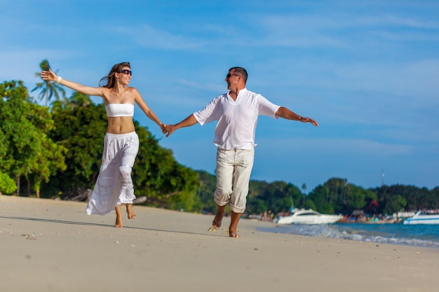 Lopend stel op een tropisch strand