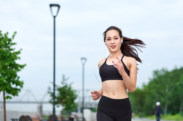 Lopende Aziatische atleet vrouw. Ochtend joggen.