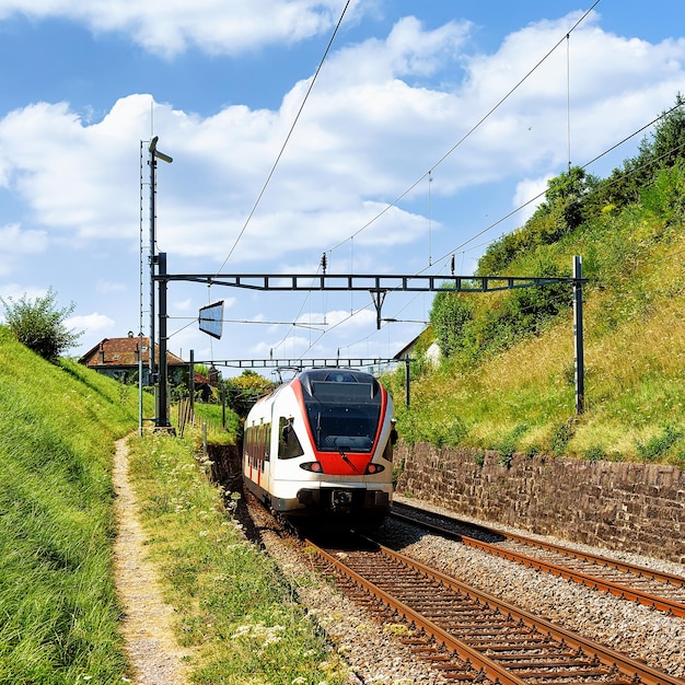 Lopende trein in de buurt van het wandelpad lavaux vineyard terraces, district lavaux-oron in zwitserland