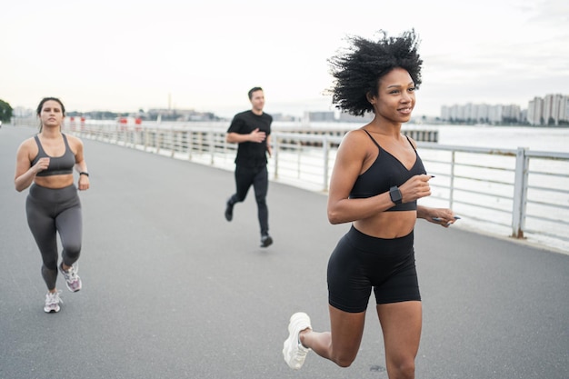 Lopende vrienden trainen fitness in de stad Een groep mensen zijn hardlopers in sportkleding