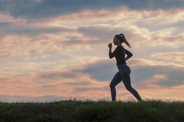 Lopende vrouw ochtendtraining. Vrouwelijke loper. Joggen