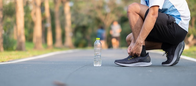 loper die buiten op de weg loopt. atleet joggen en oefenen op voetpad