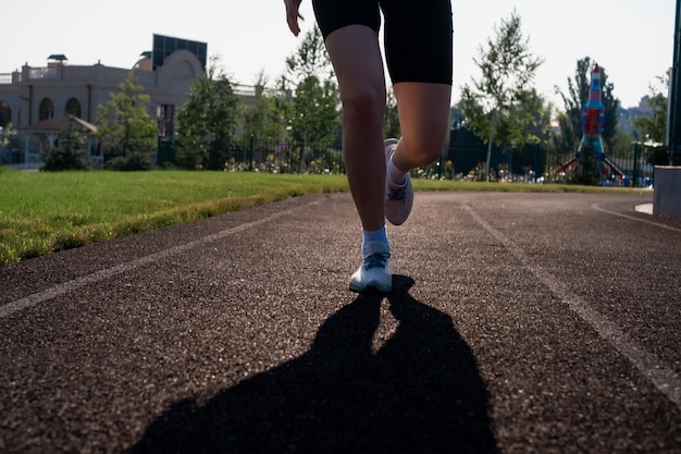 Loper voeten lopen op de weg close-up op schoenen vrouw fitness zonsopgang joggen workout welness