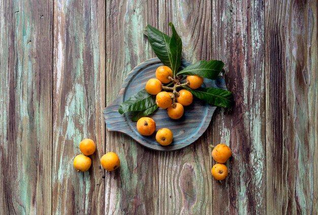 Photo loquat on a wooden background