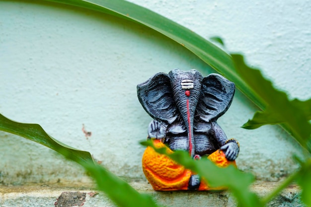 Lord Ganesha-beeldhouwwerk of standbeeld op aardachtergrond