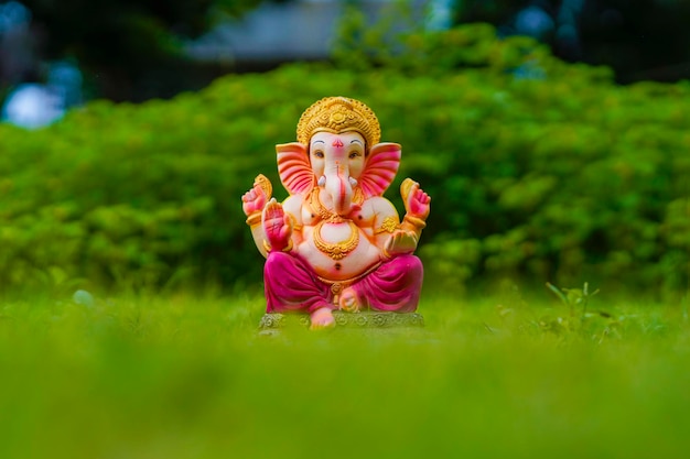 Foto lord ganesha-beeldhouwwerk op aardachtergrond