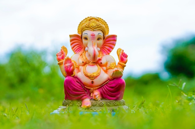 Lord Ganesha-beeldhouwwerk op aardachtergrond