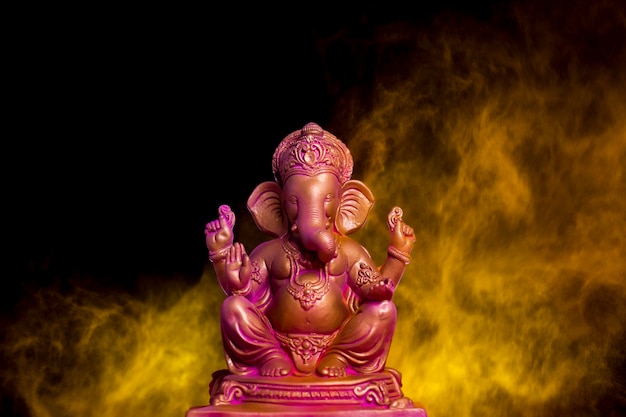 Foto scultura di lord ganesha su sfondo scuro. celebrare il festival di lord ganesha.