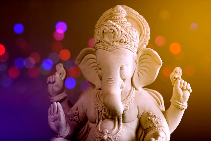 Foto lord ganesha sclupture over donkere achtergrond. vier het lord ganesha-festival.