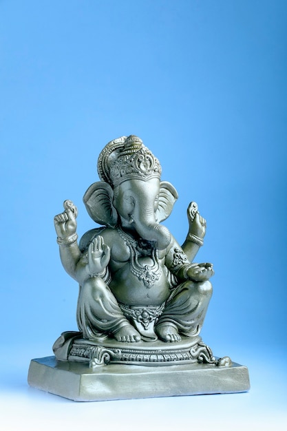 Lord Ganesha sclupture over donkere achtergrond. vier het Lord Ganesha-festival.