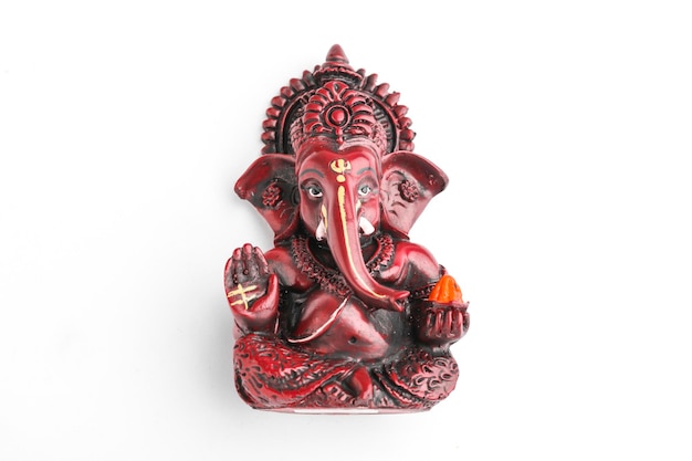 Scultura di lord ganesha su sfondo bianco