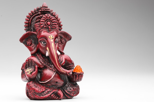 Lord Ganesha sculptuur op witte achtergrond