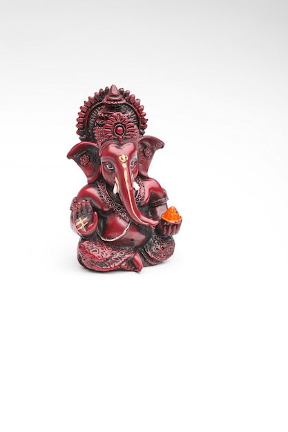 Lord Ganesha sculptuur op witte achtergrond