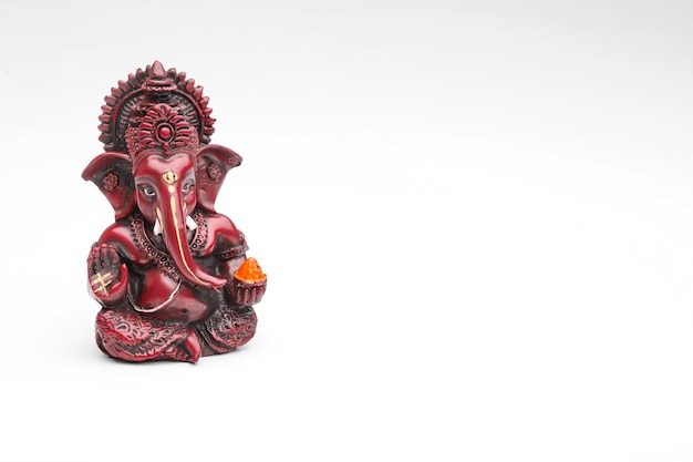 Lord Ganesha sculptuur op witte achtergrond